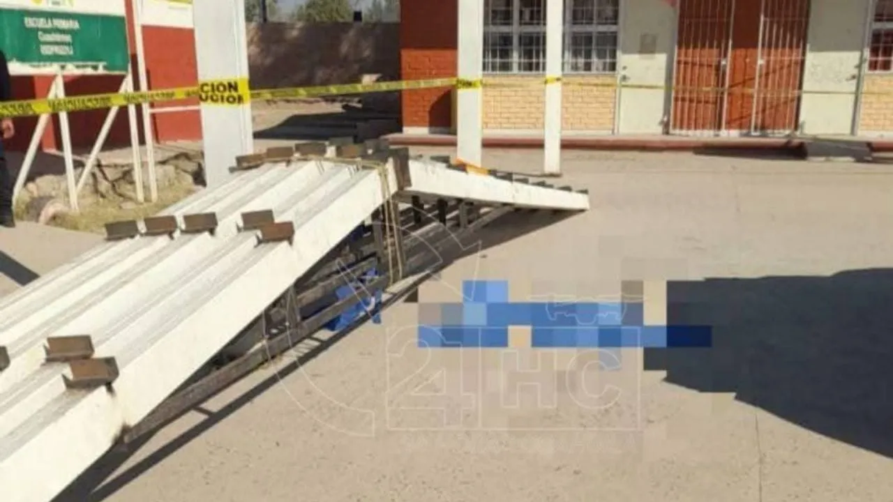 Muere niño de seis años al caerle una estructura metálica en escuela de Coahuila