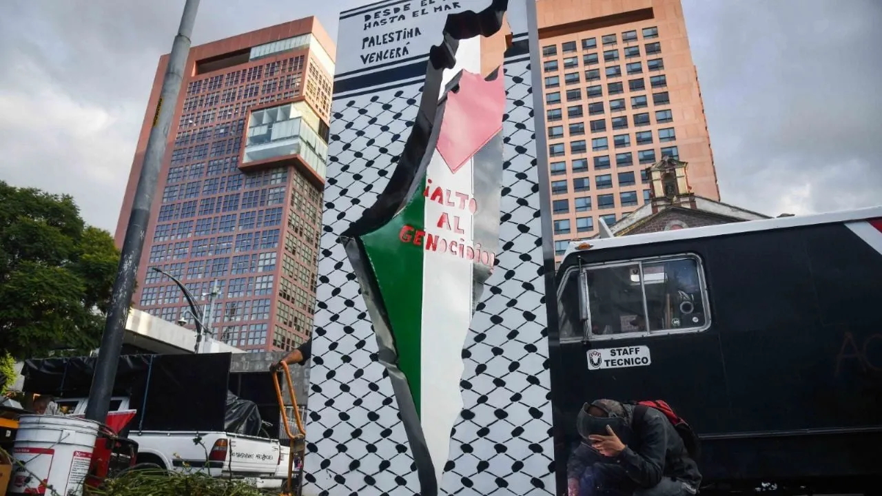 Colocan “antimonumento” como apoyo a Palestina en el Hemiciclo a Benito Juárez