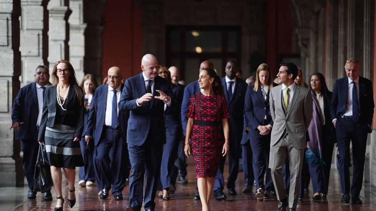 En medio de movilizaciones en CDMX, Sheinbaum recibe a Infantino en Palacio Nacional