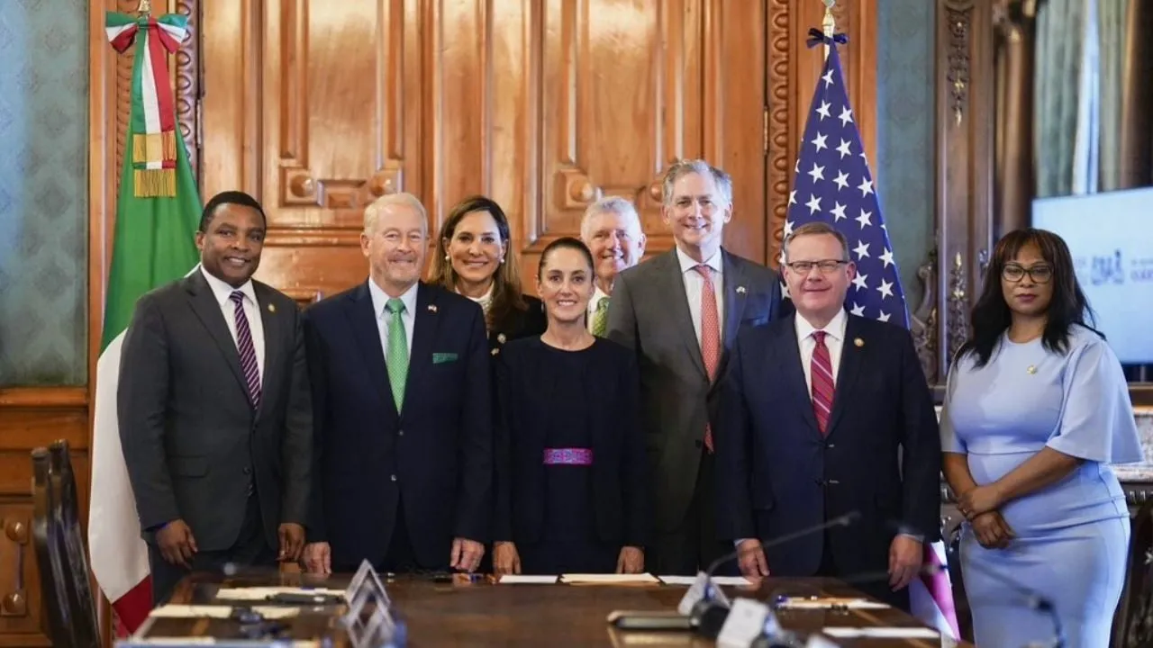 Ronald Johnson presume su “muy buena reunión” con Claudia Sheinbaum