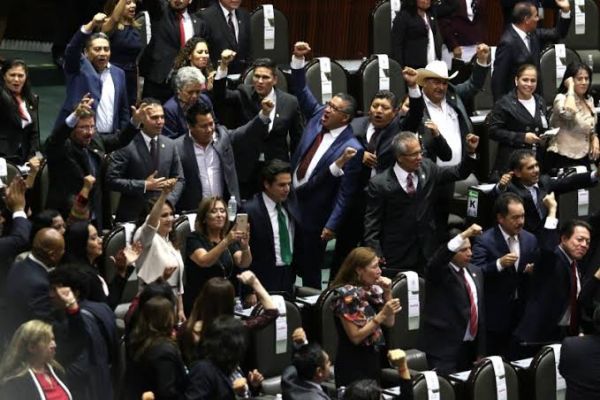 Cumplen capricho: Morena presenta reforma para evitar amparos que obstaculicen reforma eléctrica de AMLO