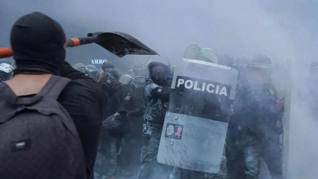 Gobierno de CDMX: “gran provocación” la trifulca de este 2 de octubre; 94 policías van al hospital