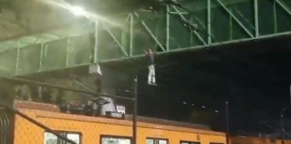 VIDEO: Momento en que rescatan a hombre que quiso lanzarse a vías del metro 