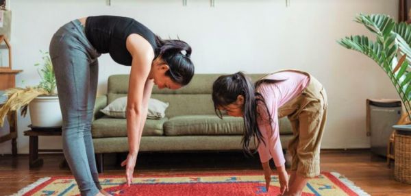 Yoga para niños durante el aprendizaje remoto.