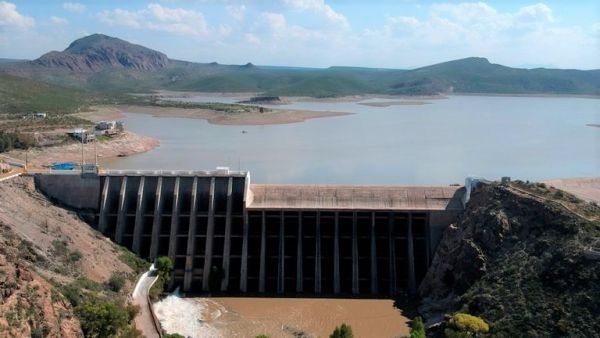 Disputa por pago de agua a E.U. 