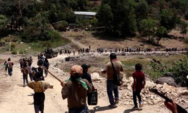 Niños armados; así son los niños de la policía comunitaria en Guerrero. 