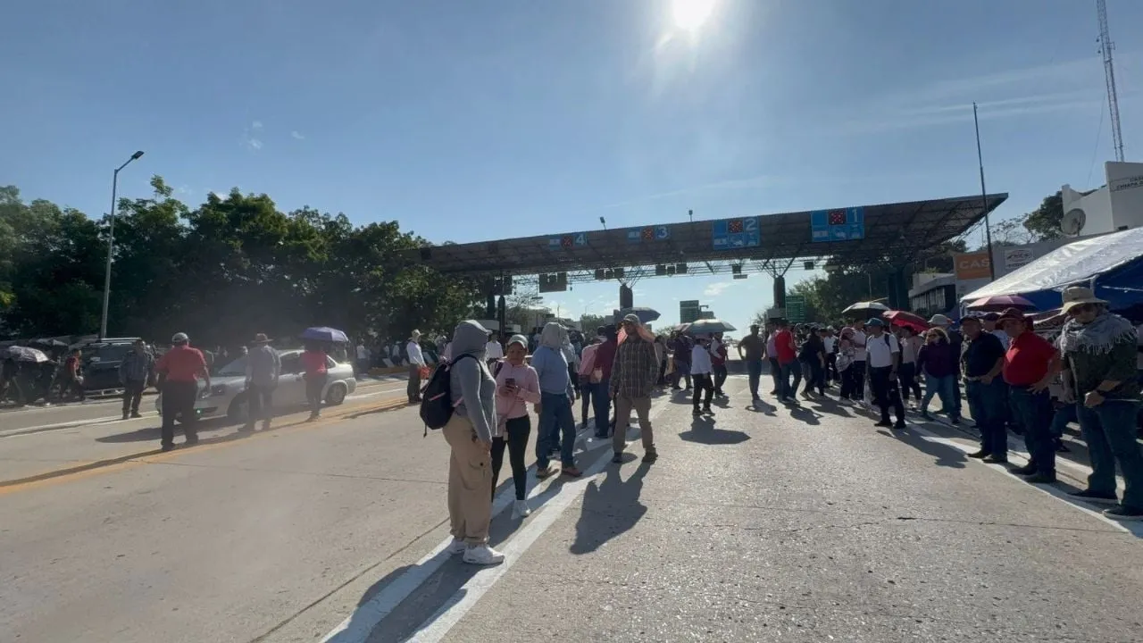 Maestros del SNTE toman casetas y protestan en edificios públicos de Tuxtla Gutiérrez