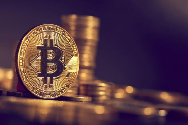 Bitcoin se desploma 20%