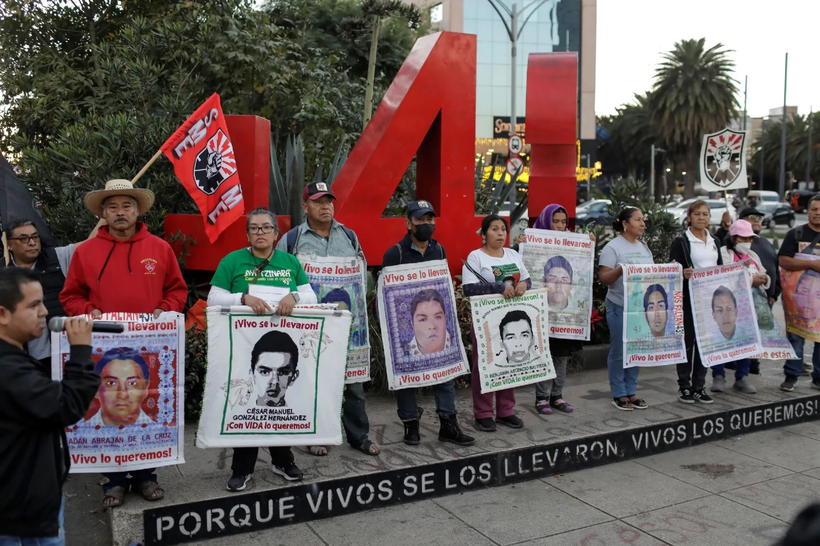 Tras una época de choques con AMLO, Sheinbaum y padres de Ayotzinapa acuerdan “no polarizar”