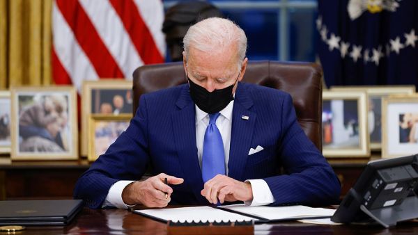 Biden creará un sistema de asilo a migrantes