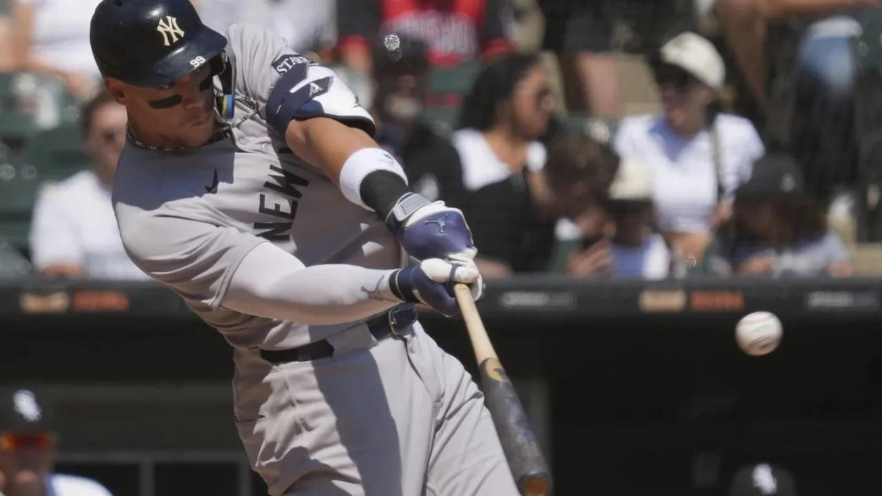 Aaron Judge iguala a Yogi Berra en el quinto lugar en la lista de jonrones de los Yankees