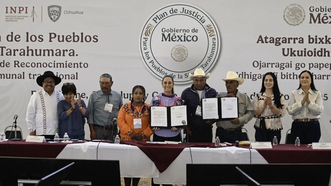 Entre violencia y reclamos, Sheinbaum visita la Sierra Tarahumara y restituye tierras