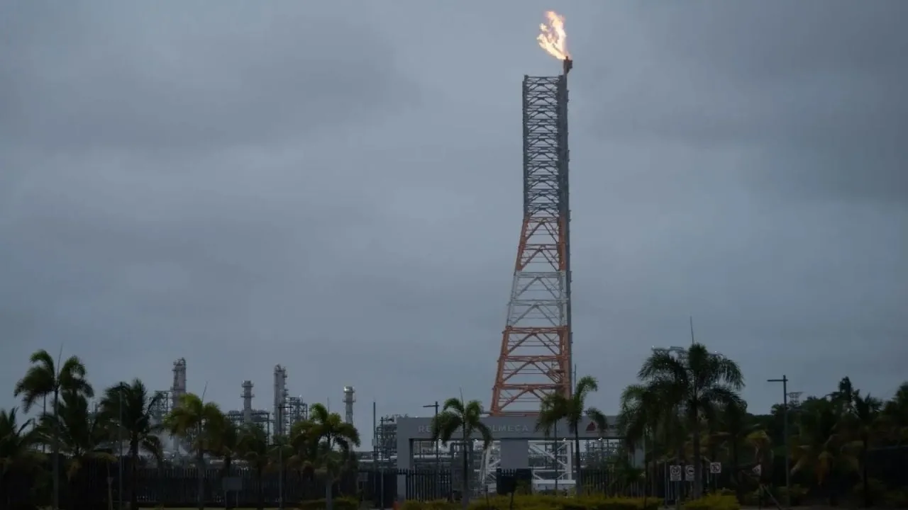 Refinería en Dos Bocas opera con normalidad tras flamazo: Pemex