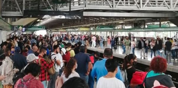 Adulto mayor se arroja a vías del metro.