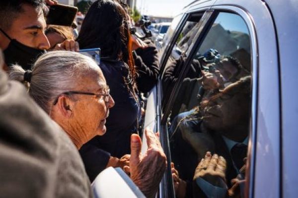 Le pide ayuda a AMLO y él solo mira. 