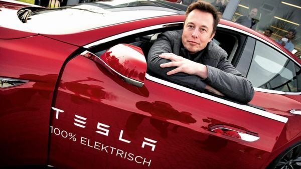 Elon Musk casi le vende Tesla a Apple 