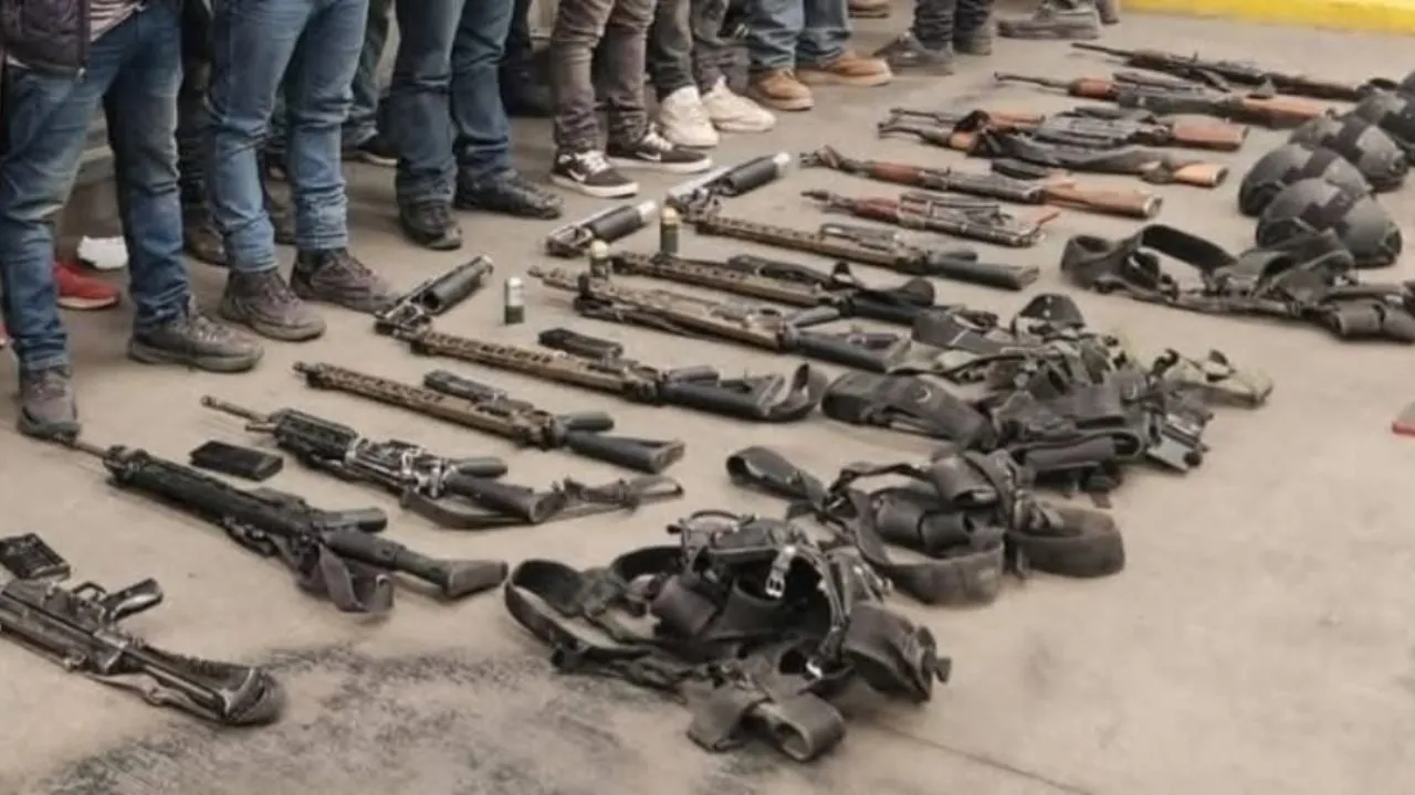 Juez vincula a 17 por portación de de armas exclusivas del Ejército en Michoacán