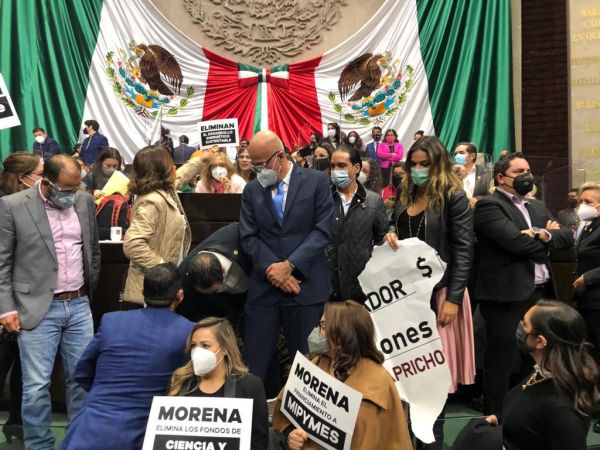 Diputados de oposición toman la tribuna en medio de sesión sobre fideicomisos.