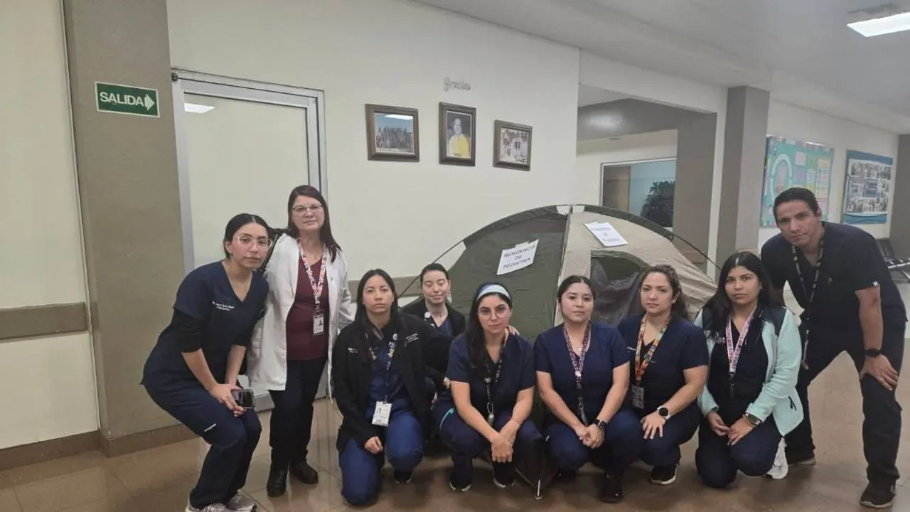 Ante falta de instalaciones dignas, pasantes del HG de Mexicali usan casas de campaña para descansar