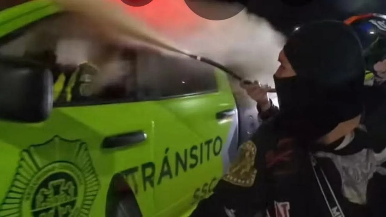 Motociclistas atacan con un extintor a agente de tránsito en CDMX (Video)