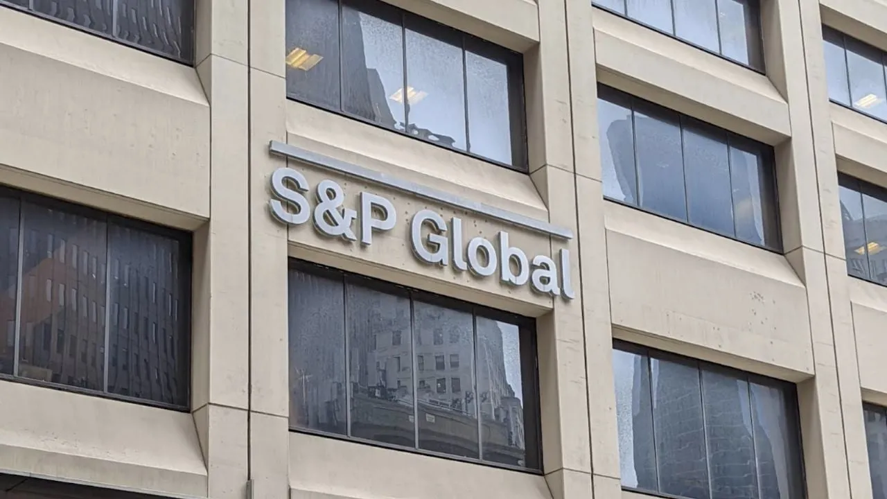 S&P revisa a negativa la perspectiva de México; alerta sobre apoyo a Pemex y CFE