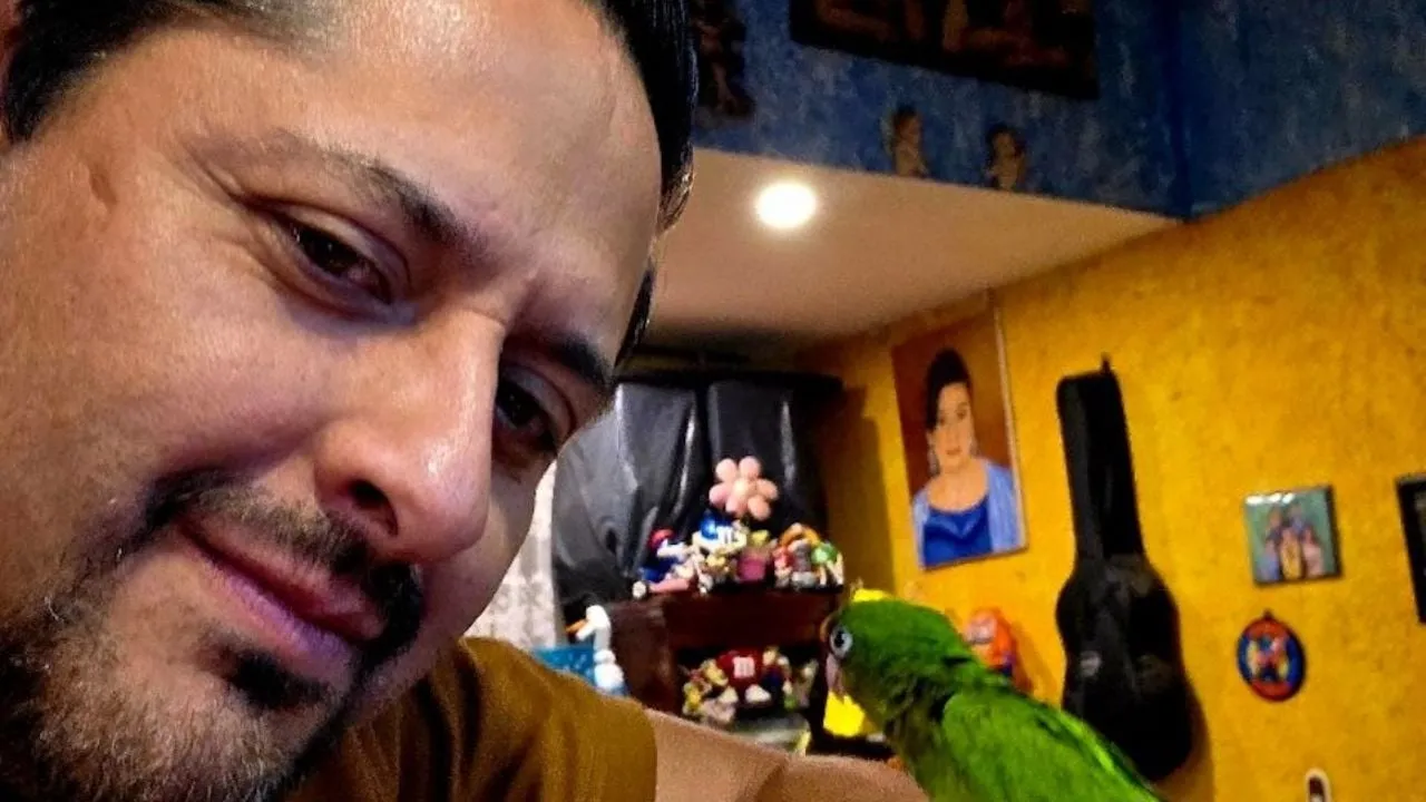 Exhiben a candidato a juez por tener un loro, especie en peligro de extinción