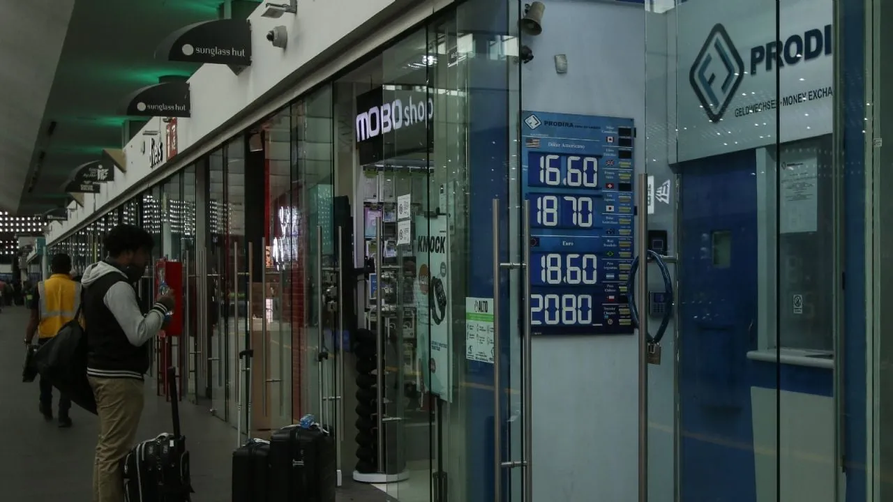 Peso abre julio con ganancia ante incertidumbre fiscal y comercial de EU