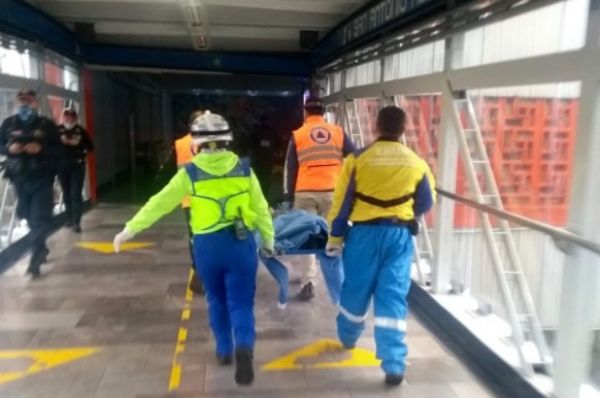 Hombre se quita la vida tras arrojarse a las vías del metro.