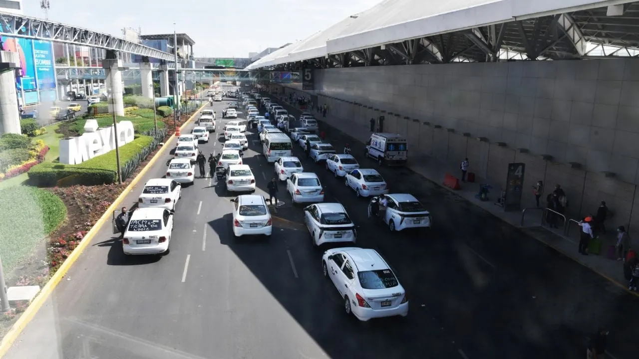 Taxistas anuncian manifestaciones contra Uber y DiDi en el AICM para el miércoles 11 de marzo