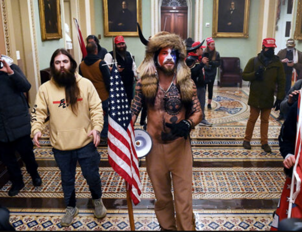 Hombre que irrumpió en Capitolio con pieles y cuernos, pide el perdón de Trump