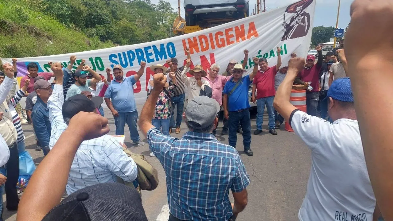 Comunidades indígenas bloquean seis carreteras en Michoacán