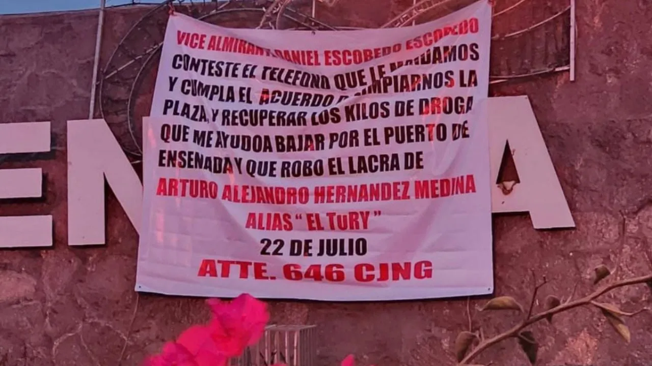 Colocan tres narcomantas con mensaje al comandante naval en Ensenada
