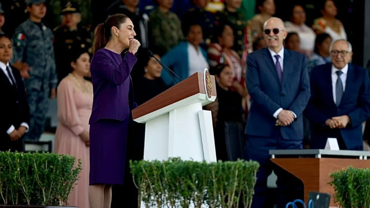 Sheinbaum reconoce a mujeres de las Fuerzas Armadas durante el 8M