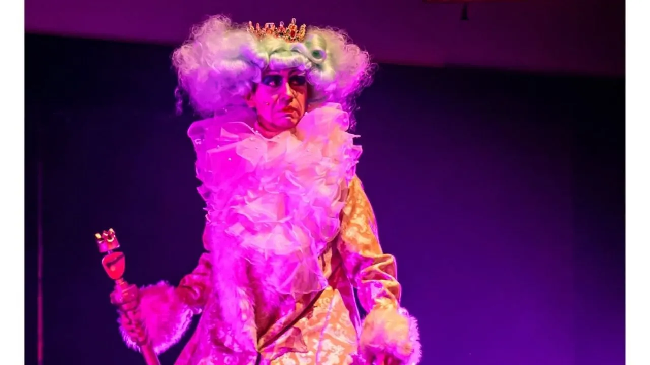 Muak, la obra de cabaret político que retrata la ambición empresarial de Ricardo Salinas Pliego