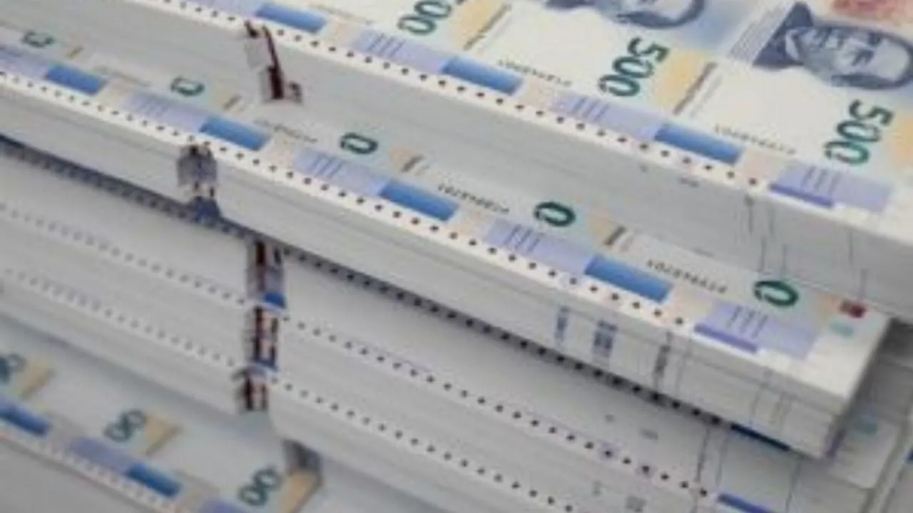 El peso avanza mientras EU registra su peor ola de despidos desde la pandemia