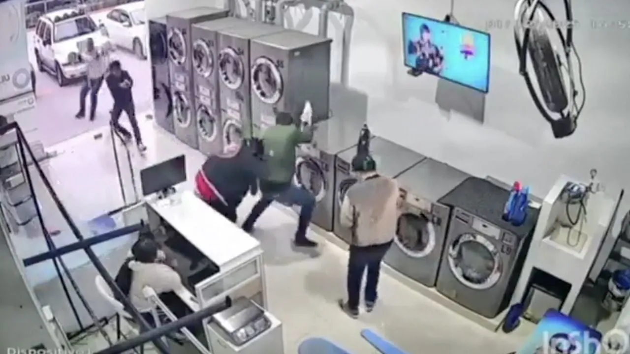 Captan en video el ataque directo en la lavandería de Plaza Arkana en Cuautitlán Izcalli
