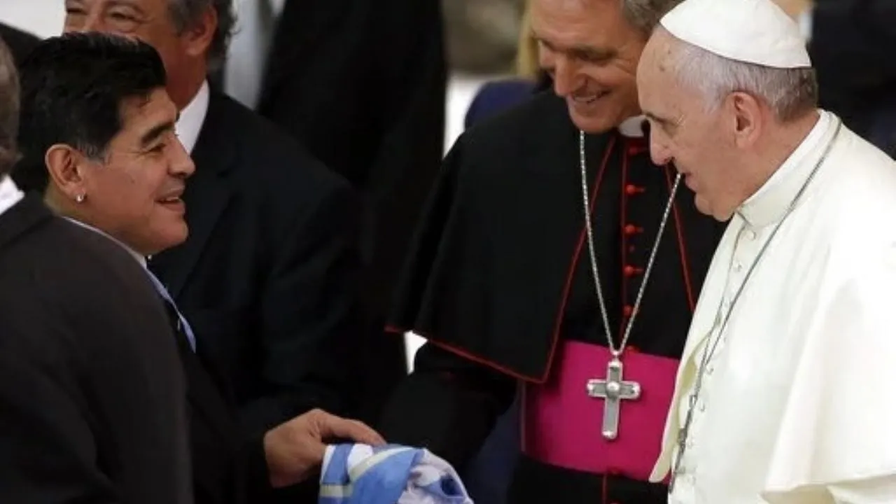 Futbolistas lamentan el fallecimiento del papa Francisco