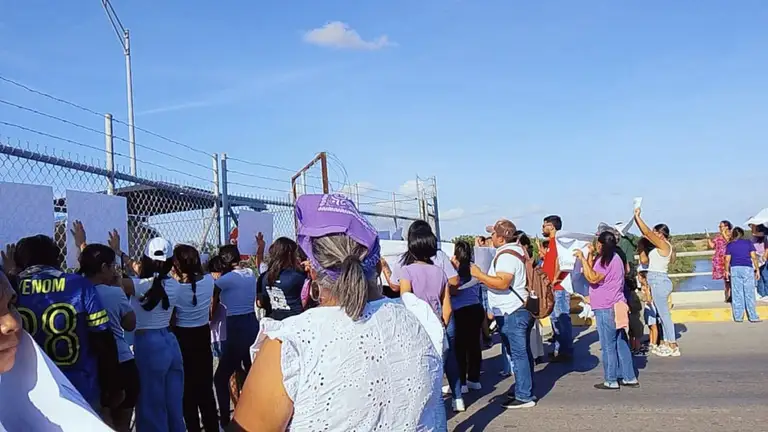 Bloquean puente internacional Los Indios para exigir justicia por asesinato de gemelas en Matamoros