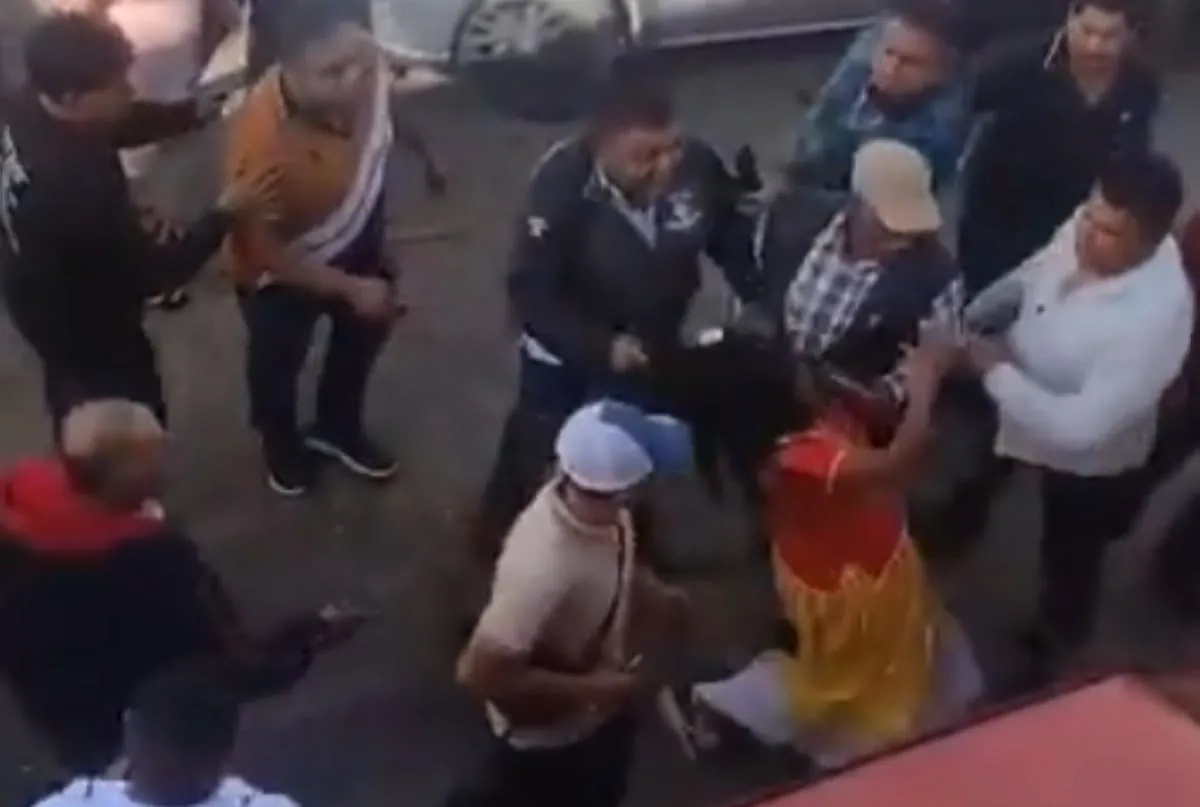 Alcalde de San Pedro Ixtlahuaca solicita licencia tras ser grabado golpeando a una mujer (Video)