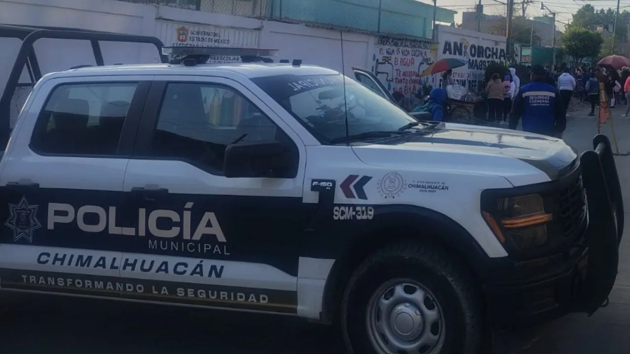 Encuentran el cuerpo de un hombre flotando en canal de aguas negras en Chimalhuacán