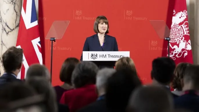 Nueva jefa del Tesoro británico promete dirigir la economía con "disciplina de hierro"