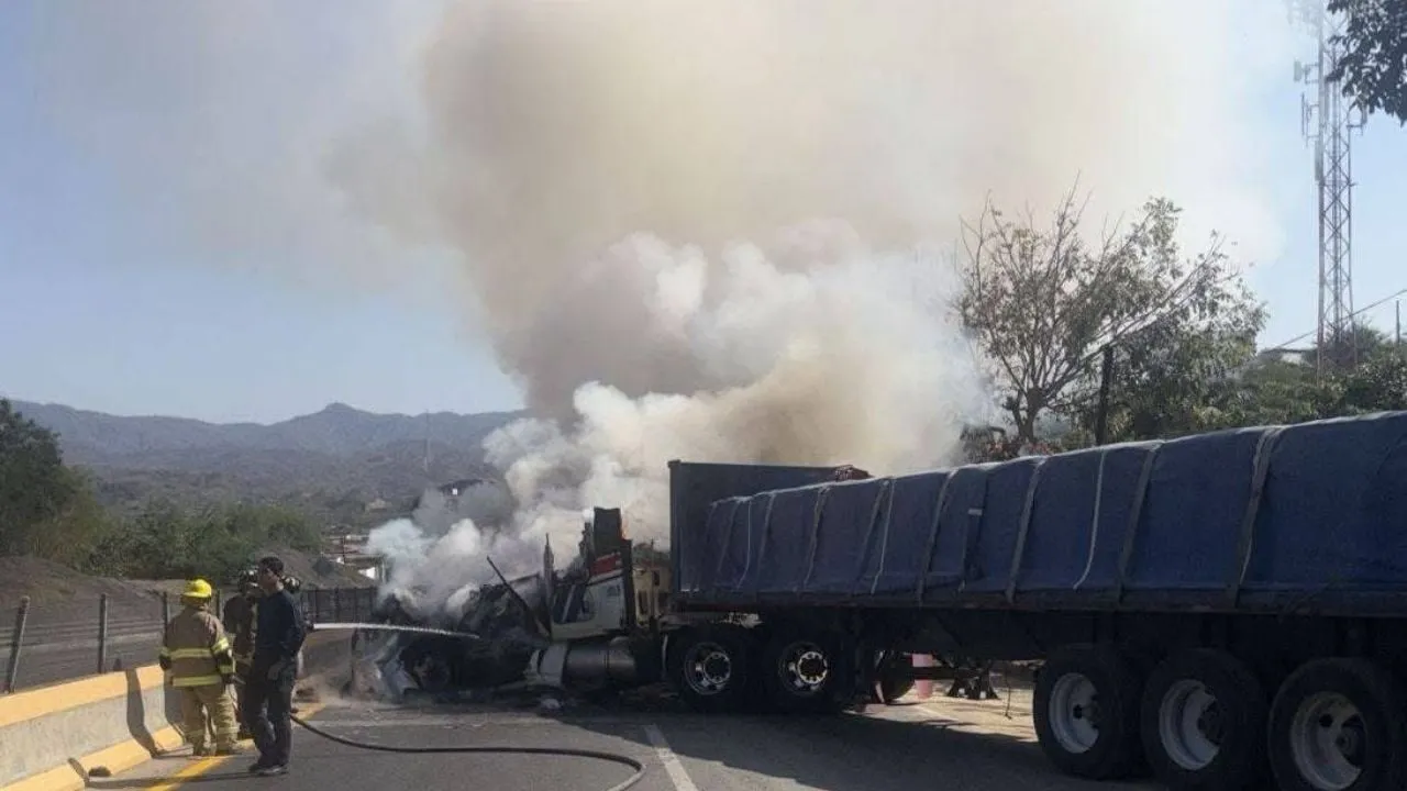 Hombres armados quemaron un tráiler y un camión en la zona urbana del puerto de Acapulco (Video)