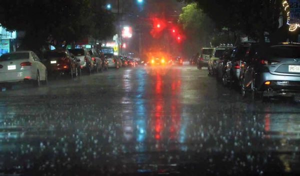 Fuertes lluvias y descargas eléctricas en la CDMX