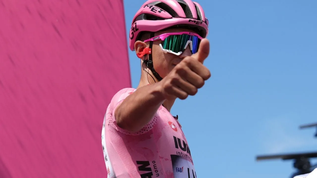Isaac del Toro suma tercer podio y sigue de líder en el Giro de Italia después de 11 etapas