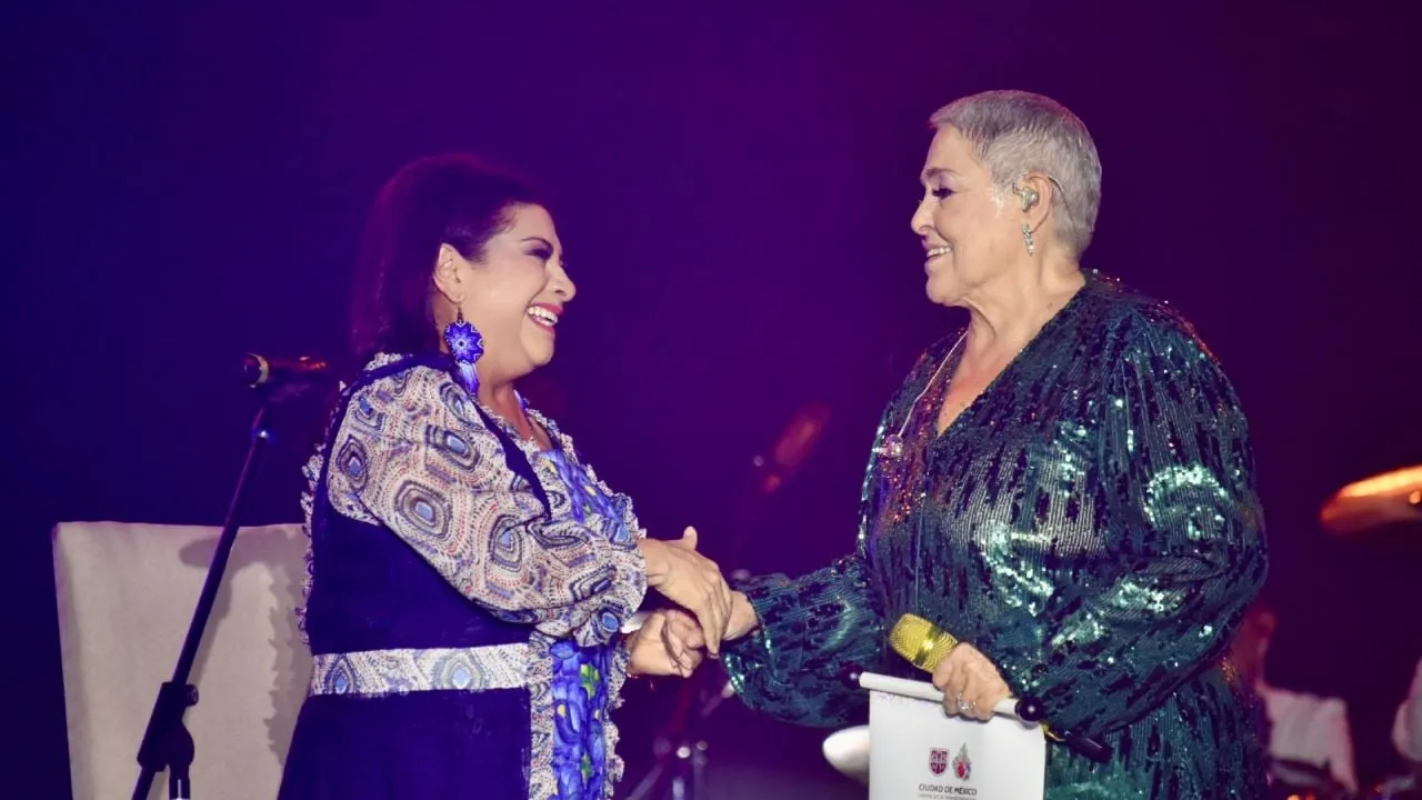 Lupita D’Alessio reúne a 100 mil personas en el Zócalo capitalino para celebrar el Día de las Madres