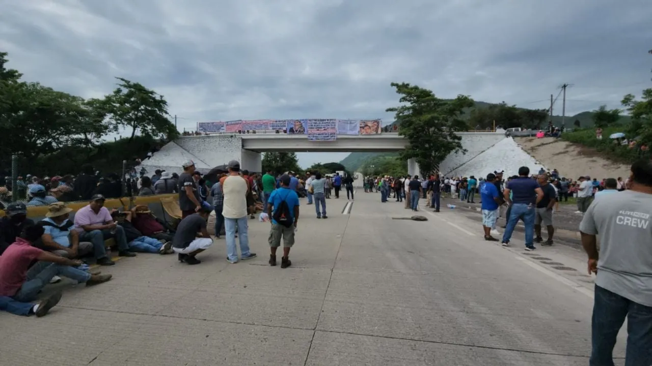 Colapsan la autopista del Sol y la federal México-Acapulco
