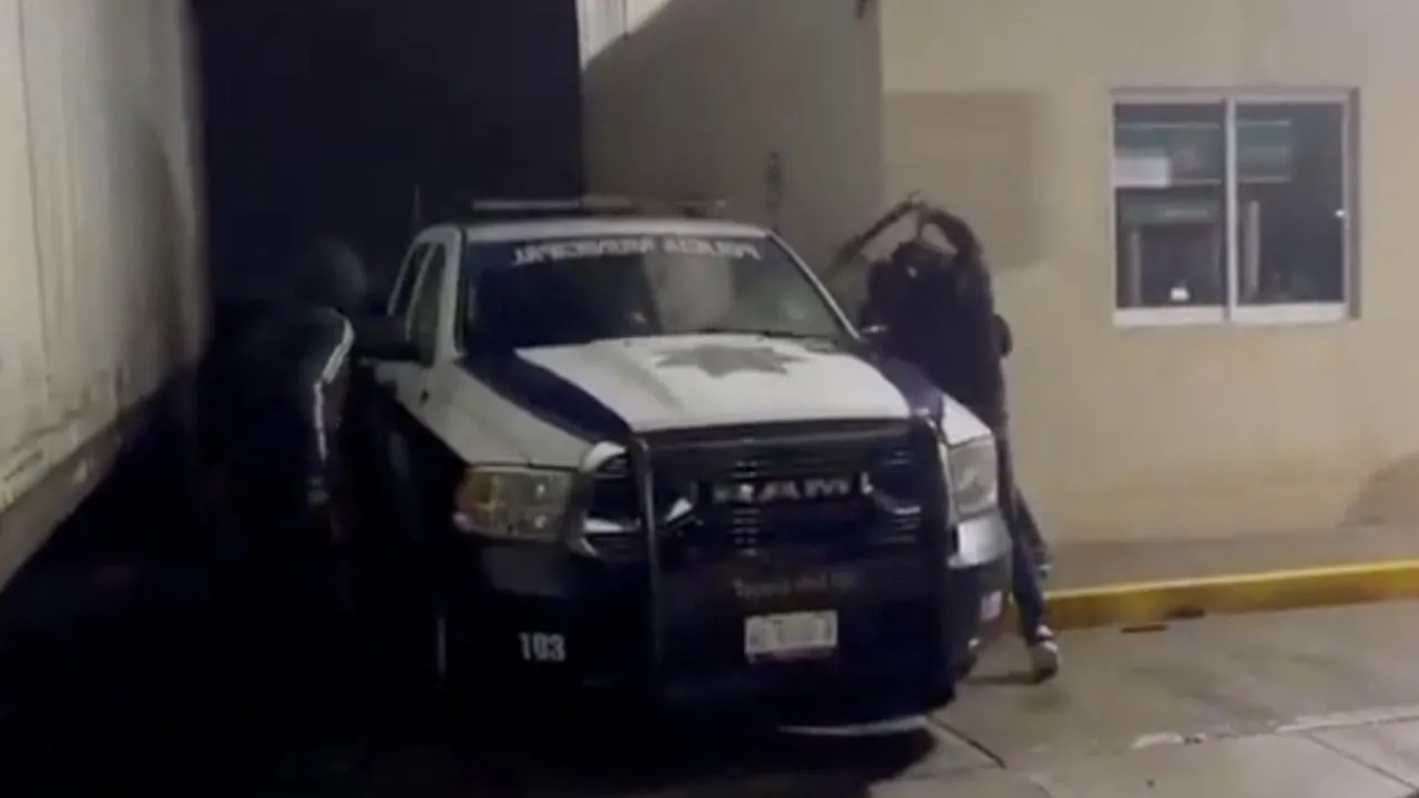 Sujetos armados golpean, balean y esposan a policía de Hidalgo a su patrulla; después dejan manta