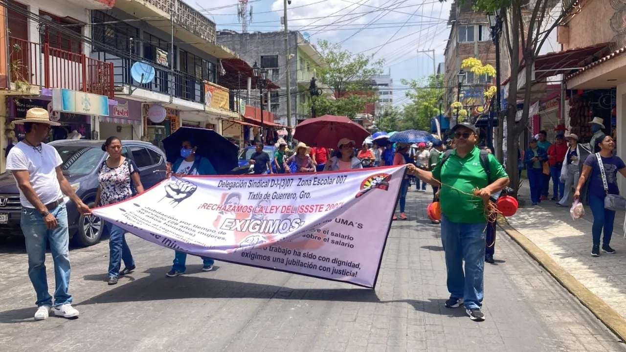 La CETEG colapsa el tráfico en Chilpancingo y bloquea la carretera Acapulco-Pinotepa Nacional