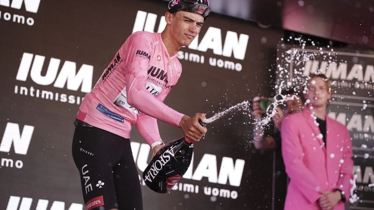 Isaac del Toro llega a 10 etapas como líder del Giro de Italia