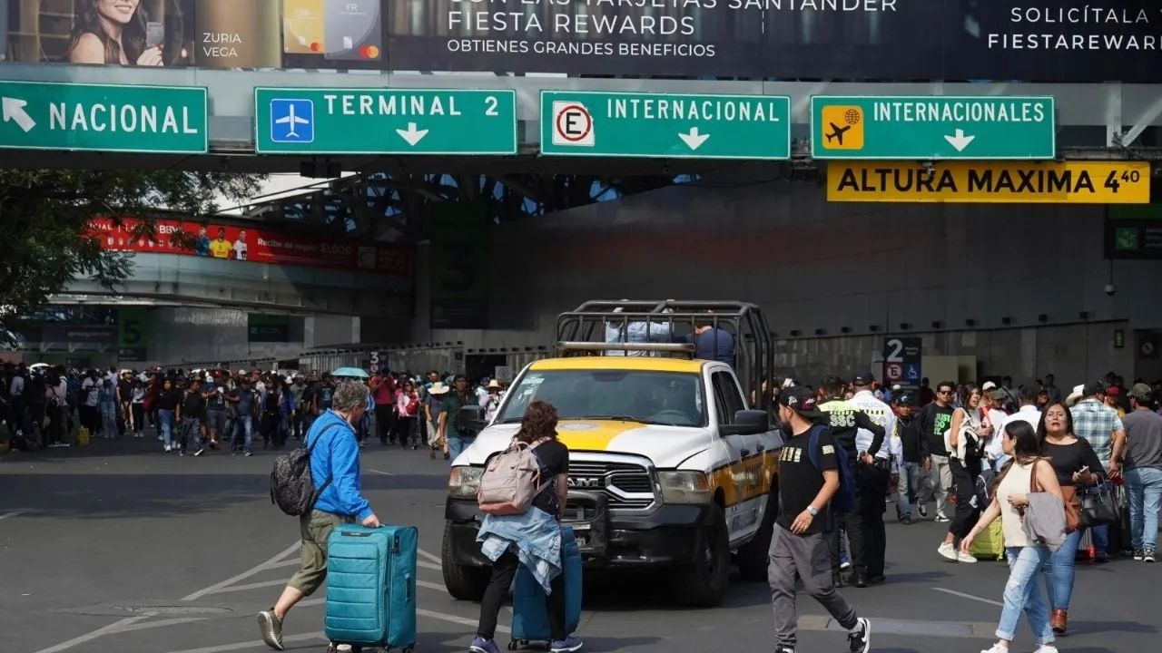 La CNTE cumple su amago y bloquea los accesos a las dos terminales del AICM (Video)
